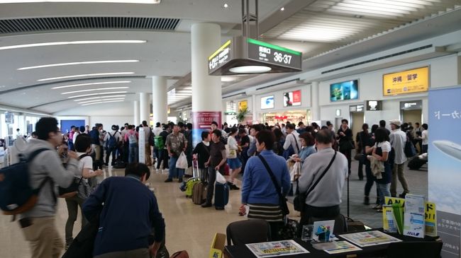 めんそーれですね〜。<br />人がいっぱい。<br />超イケメンのカウンターさんに聞いたら、<br />この時期は修学旅行で混むらしいです。<br /><br />