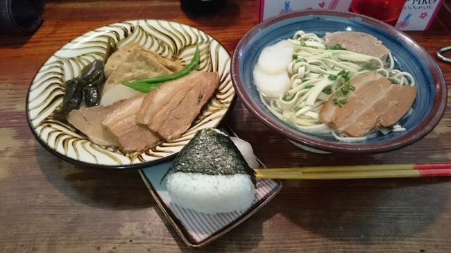 オーダは<br />①首里そば（中）<br />②煮物セット<br />です。<br />煮物セットはこのお店の名物の五目御飯？みたいなご飯にも出来るらしいのですが、売り切れでした。