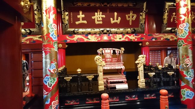 靴を脱いでビニールに入れ見物です。