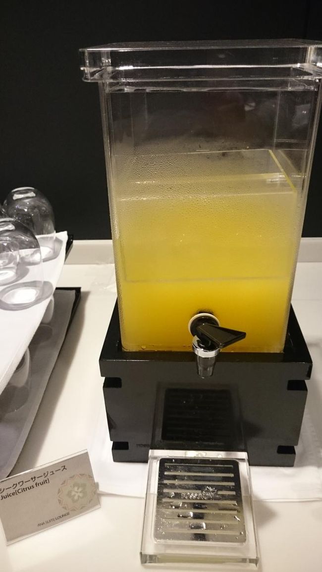 シークアーサージュースです。<br />これもあっさりしててそれほど酸っぱく無かったサァ〜。