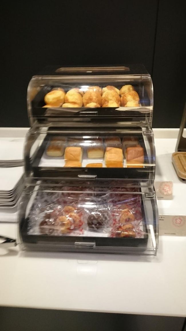 パン類にドーナッツ。<br />クリスピードーナッツはやめたんですね・・・。<br />クリスピードーナッツ全然美味しくなかったもんなぁ。<br />