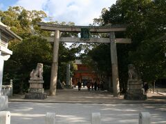 大三島に渡り、大山祇神社を参拝しました。　日本建国の神の大山積大神を祀る神社です。　駐車場は、神社のそばの藤公園市営駐車場が便利。無料です。　駐車場から神社に向かうと鳥居が見えます。