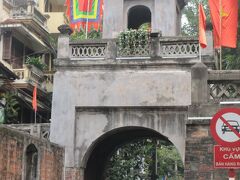 先ずはホーチミン廟に向かう。
東河門をぐぐり、旧市街を歩く。８時１７分
