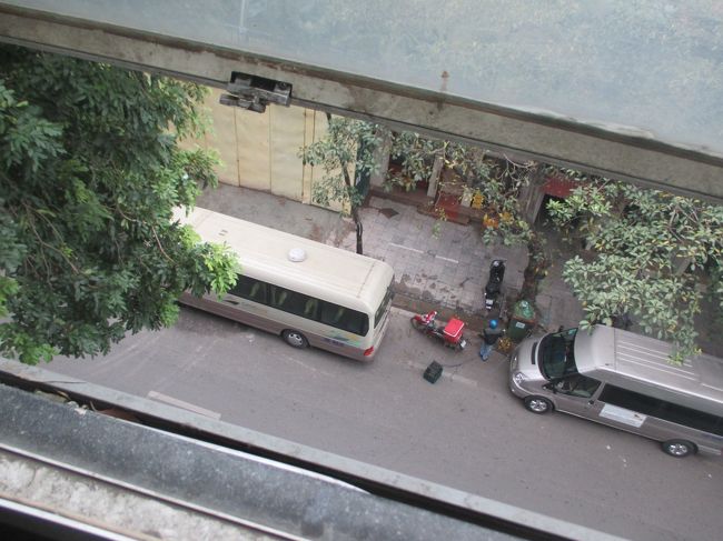 ホステルの食堂から前の道を見る。<br />ツアーバスが並んでいる。