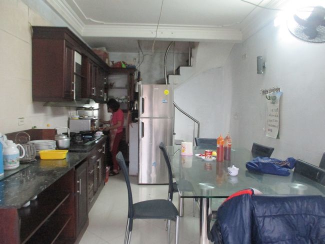 住宅の食堂の様な所で朝食。７時３２分<br />ホステルのスタッフの子が作ってくれる。<br />ホテルらしくないのが、妙に落ち着く。<br />