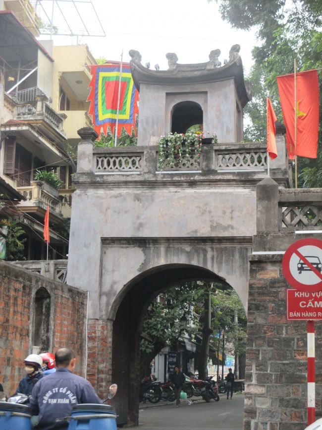 先ずはホーチミン廟に向かう。<br />東河門をぐぐり、旧市街を歩く。８時１７分<br />