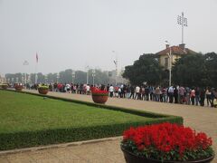 ホーチミン廟に到着。１０時１４分
ここは入場料タダなので、並ぶ。