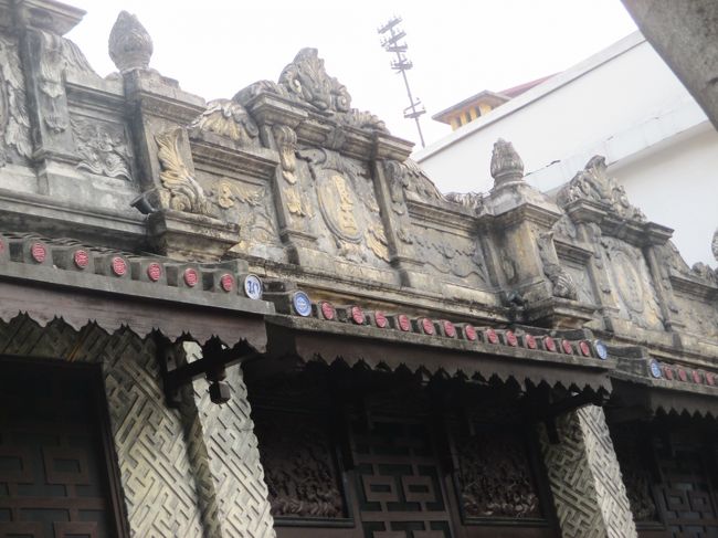 ファサードの凝った造りの店舗があったりする。