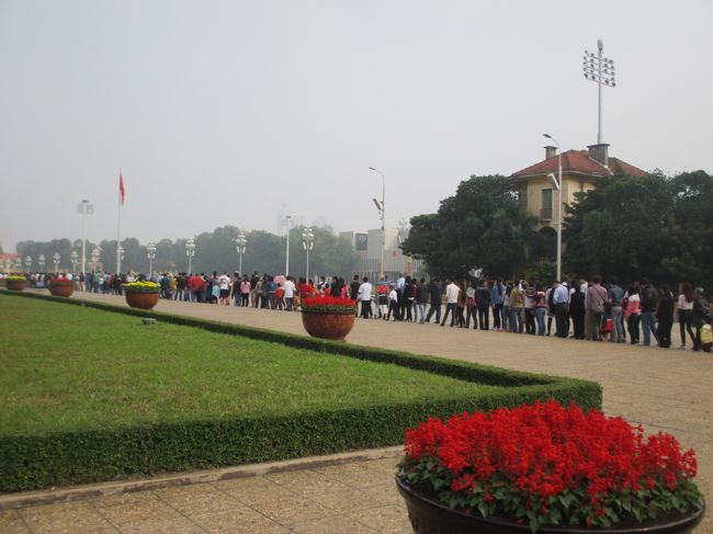 ホーチミン廟に到着。１０時１４分<br />ここは入場料タダなので、並ぶ。