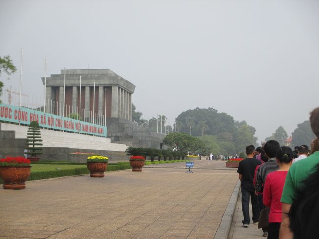 ホーチミン廟が見えてきた。<br />取りあえず定番観光を一つ消化。