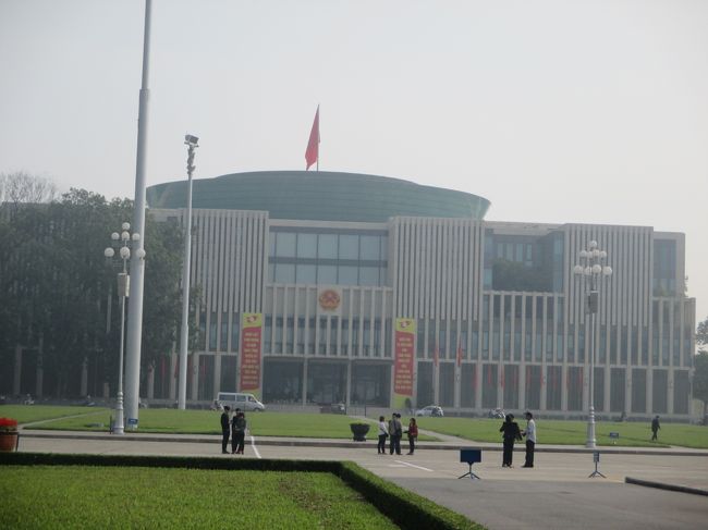 右手に近代的な国会議事堂（National Assembly Building）が見える。<br />写真を撮ったら注意された。