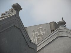 ホーチミン博物館が屋根越しに見える。ここはバス。