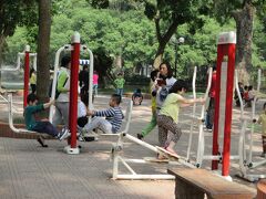 次にボタニカル・ガーデンを抜けて鎮国寺に向かう。１３時１２分
ここにも健康器具があった。