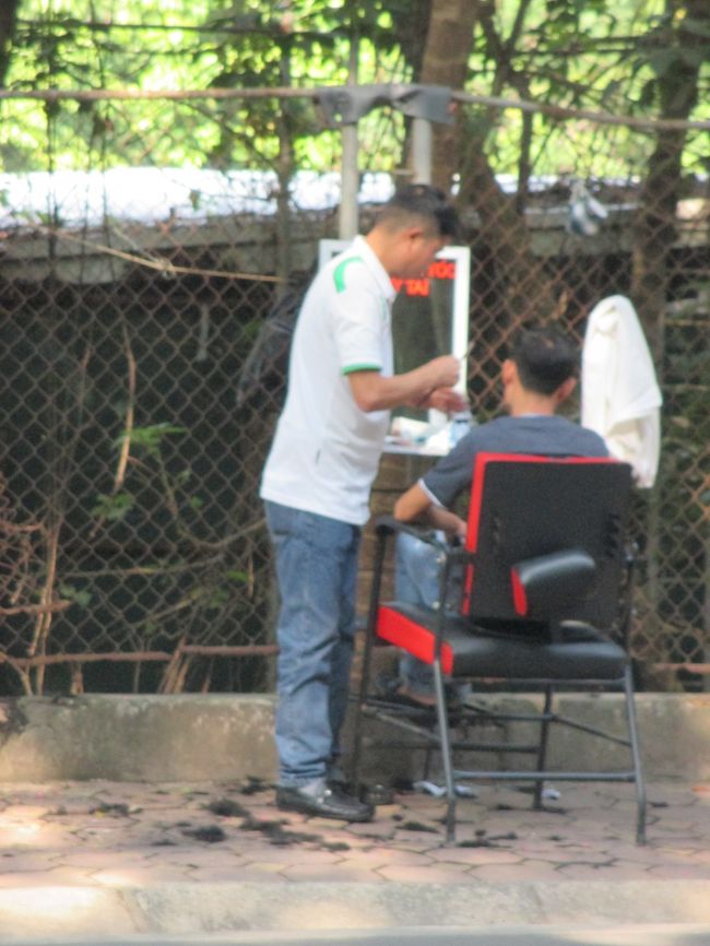 ホアンホアチャム通りには路上床屋さんが何軒かある。