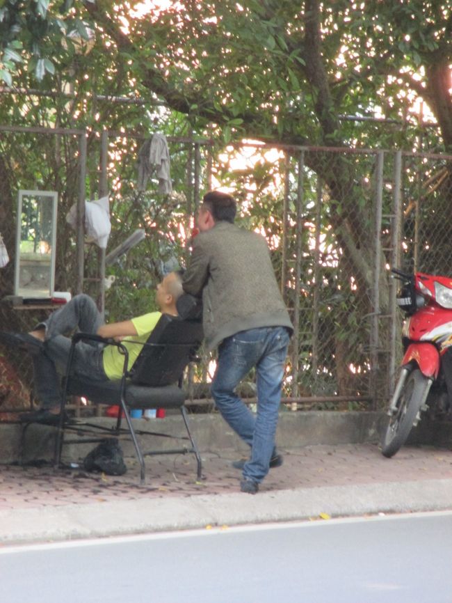 仕上がって、「どうですか？」てな感じだろうか。<br />手に職があればわずかな資本で商売ができるのが資本主義だろうが、<br />日本では道端で商売するのは難しそうだ。