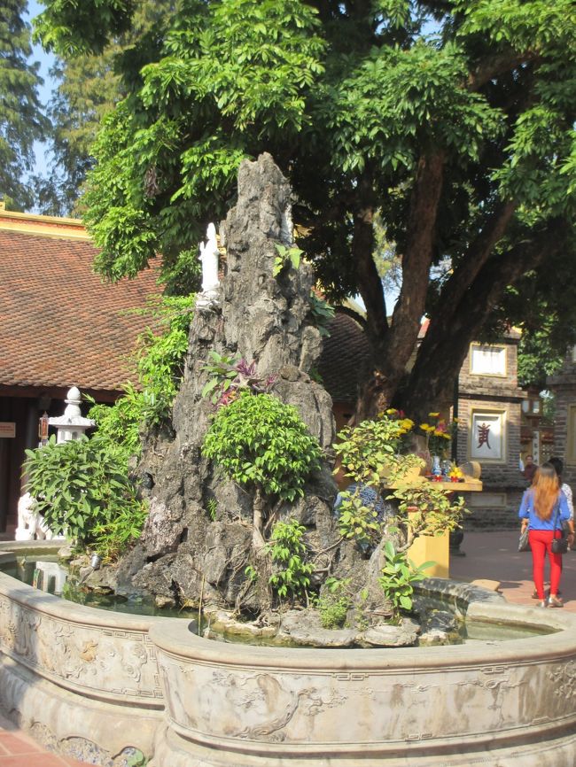 大きな水鉢の中に奇岩の山峡があり、ミニチュアの観音像や、橋や寺、<br />牛や釣りをする老人など、仏教的に意味がありそうな物がが配置されている。