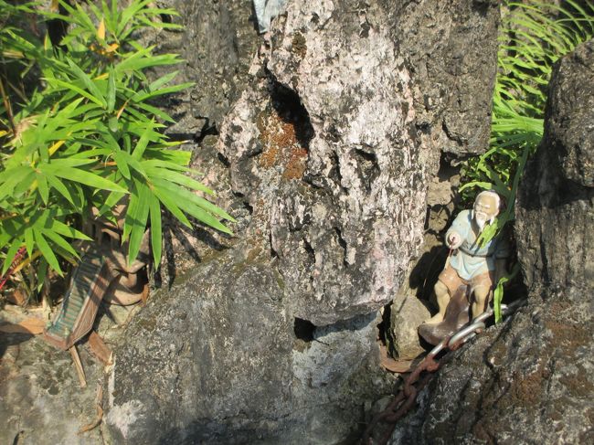 老人が釣りをしているのは、一人修行をしてる禪のイメージと<br />自由に生きる人の象徴。<br />