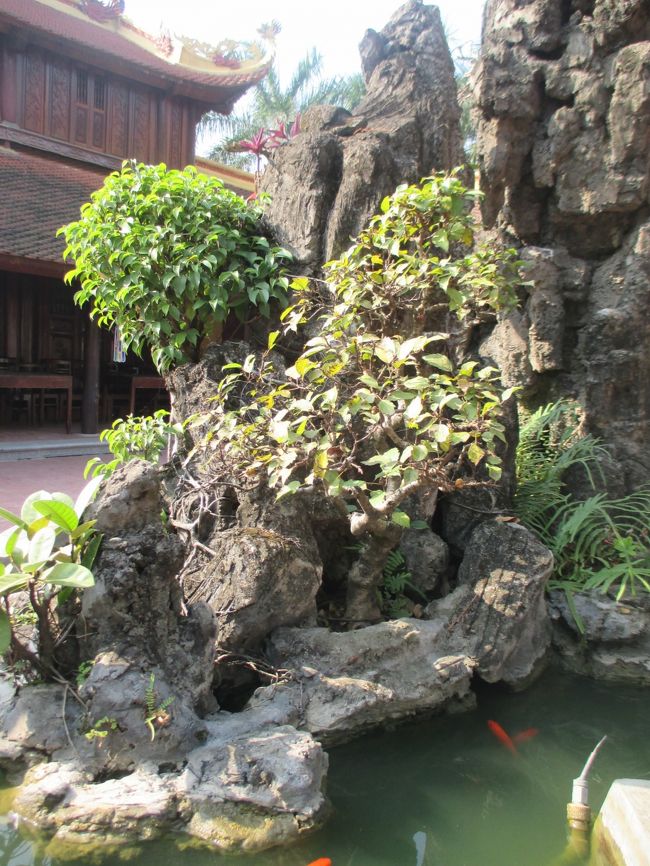 ホンノンボは池や奇岩があって、山峡の風景のミニチュアと言う趣で、<br />仏教的な世界観を表して、木だけの日本の盆栽とは異なる。