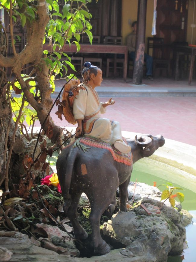 牛に乗った人の置物は禅的な意味の象徴。<br /><br />禪宗で牛は「真の自己」をも表す。<br />逃げた牛を連れ戻す過程を修行にたとえた<br />「十牛図」の内、騎牛帰家（きぎゅうきけ）を表す像。<br />