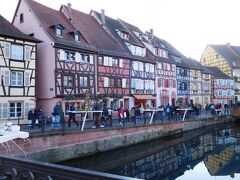 運河沿いのカラフルな木組みの家並み。
コルマールを代表する眺めだ。