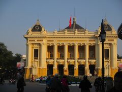 行きの飛行機で見た「第九」の演奏会のチケットを買う。
日曜日で売り場が休みかも知れないが、ダメ元で来たら開いていた。
200.000ドン(１２月１８日　ベトナム国立交響楽団　指揮　本名徹次）
安い！！！