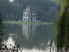 ホアンキエム湖へ歩いて行く。