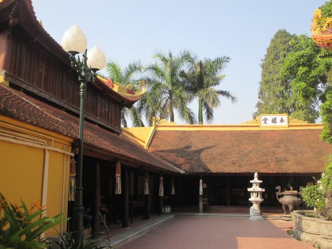 奉祖堂と書かれた建物の左の軒下のテーブルで<br />前にあるホンノンボを鑑賞。