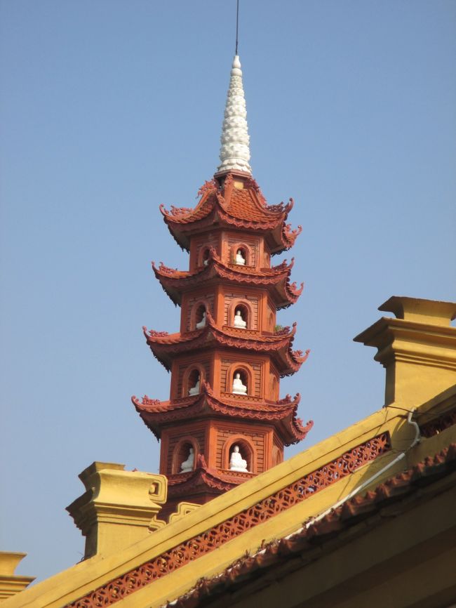 寺を見てまだ２時過ぎなので、イェンフー通りに出て、<br />バスで市劇場まで行って見る。７０００ドン