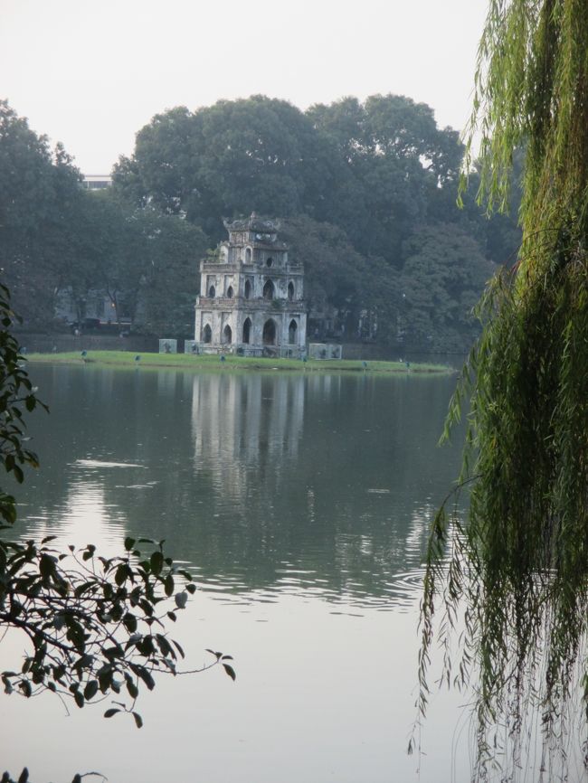 ホアンキエム湖へ歩いて行く。