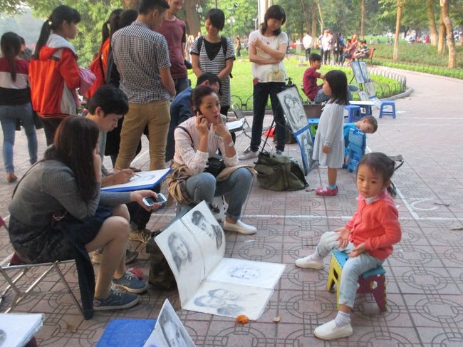 似顔絵描きも。