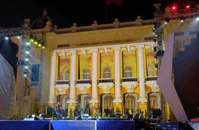 オペラハウス。<br />新年のイベント用に特設ステージが設けられ出演者たちがリハーサルをやってました。<br /><br />湖畔にでるとライトアップとかイルミネーションとかで美しい。