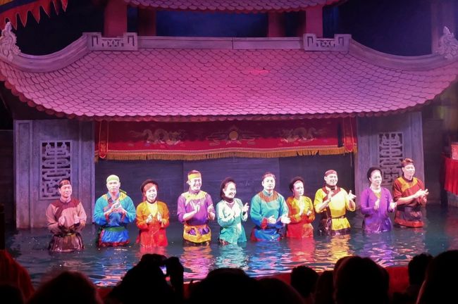 最後に幕間から出てきた人形使いの皆さん。