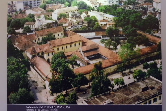 当時の写真。<br /><br />つい1993年まで残っていたのに残念ながら施設の半分以上は取り壊され跡地に高層ビルが建っているという歴史保存に逆行する謎。<br /><br />それでもこの負の遺産の中は監獄や囚人の姿等が復元され当時の様子が伝わってくる。