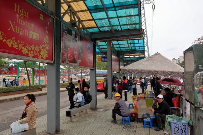 さて、夕方前に市内から少し足を伸ばして焼き物で有名なバッチャン村へ。<br />ロンビエンバスターミナルから47 BAT TRUNG行のバスで約40分、7000VDN。