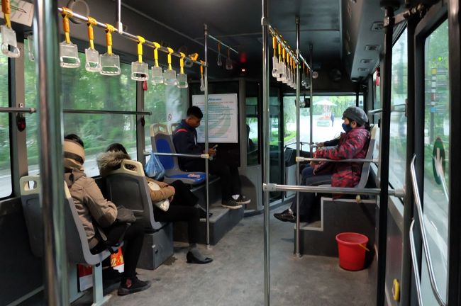 昨日乗った空港バスよりよほどきれいで新しい。