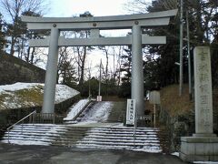 るーぷる仙台に乗って青葉城址へ向かいます。
仙台市街には雪はほとんど残っていませんが、青葉城址周辺では部分的に雪が見られます。