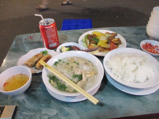 夕食はホテル近くのニュー・デイと言う店でセットメニュー。１８時