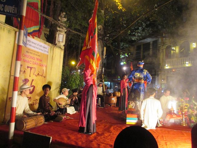 街角では路上舞台が。