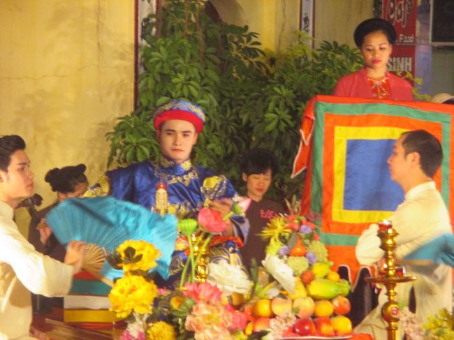 昨日市場でやっていた同じ出し物を今度は男性が。