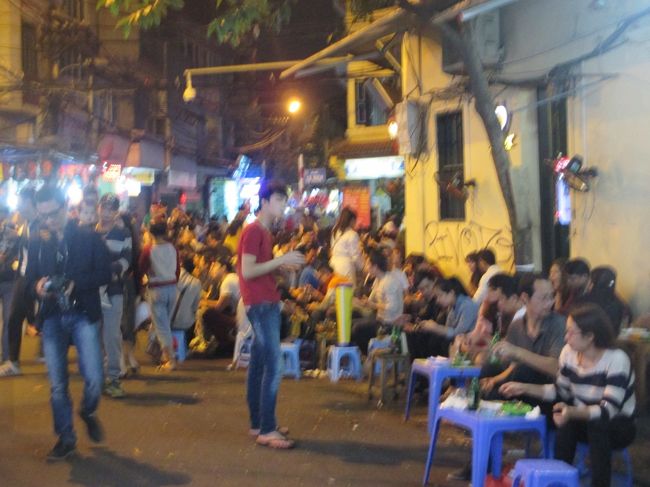 旧市街タービエン通りは毎晩こんな状態。