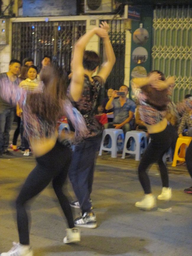 別の通りでは若い子が路上パホーマンス。