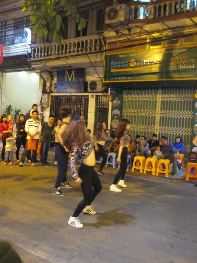 ハノイ旧市街は毎晩楽しそうだ。