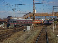 まもなく須坂駅に着きます。（長野駅から25分）

以前は河東線（須坂駅〜屋代駅）の乗換駅でした。（2012年に廃止）

須坂駅には車両基地・工場・乗務区などがあります。

停車時間が短かったため聞こえませんでしたが、ホームでは「須坂市民歌」が流されているようです。

須坂駅の留置線には現役を退いた電気機関車「ED5000形（画面左側）」と長野電鉄オリジナル車両「新OSカー・10系（画面中央。赤色とクリーム色の車両）」が留置されています。

OSカーの由来は朝ラッシュ時間帯の通勤通学輸送を意識して製造された経緯から「Officemen & Students Car」の頭文字を取り、OSカーと呼ばれていた。［ウィキペディアより］