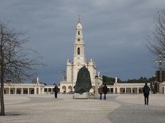 ファティマの旧バジリカ

来年がファティマの奇跡から100年になるので、現在大改築中で内部見学は出来ませんでした。