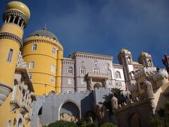 シントラのペーナ宮殿です。リスボン地震のあと、1836年に建てられました。室内の装飾がとてもきれいで、特にタイルが有名とのことです。
