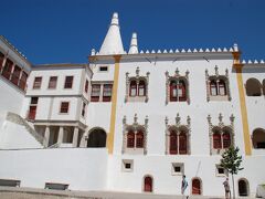 シントラ国立宮殿 （Palácio Nacional de Sintra）
19世紀後半まで王家がすんでいたという王宮は、アズレージョというタイルが特徴です。

ここで事件。
なんとペーナ宮殿にバッグを忘れてしまった。。。
パスポートも財布も何もかも入っていたのだ。
カメラを持っていて気が付かなかった。

通訳さんがいろいろ手配してくれて、なんとか無事見つかりました。

海外で見つかるなんて奇跡ですよね。
感謝です。