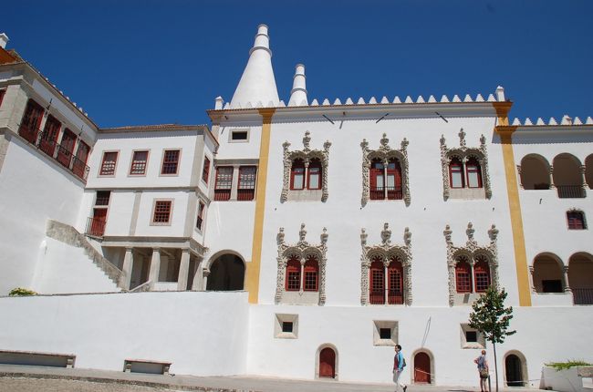シントラ国立宮殿 （Palácio Nacional de Sintra）<br />19世紀後半まで王家がすんでいたという王宮は、アズレージョというタイルが特徴です。<br /><br />ここで事件。<br />なんとペーナ宮殿にバッグを忘れてしまった。。。<br />パスポートも財布も何もかも入っていたのだ。<br />カメラを持っていて気が付かなかった。<br /><br />通訳さんがいろいろ手配してくれて、なんとか無事見つかりました。<br /><br />海外で見つかるなんて奇跡ですよね。<br />感謝です。