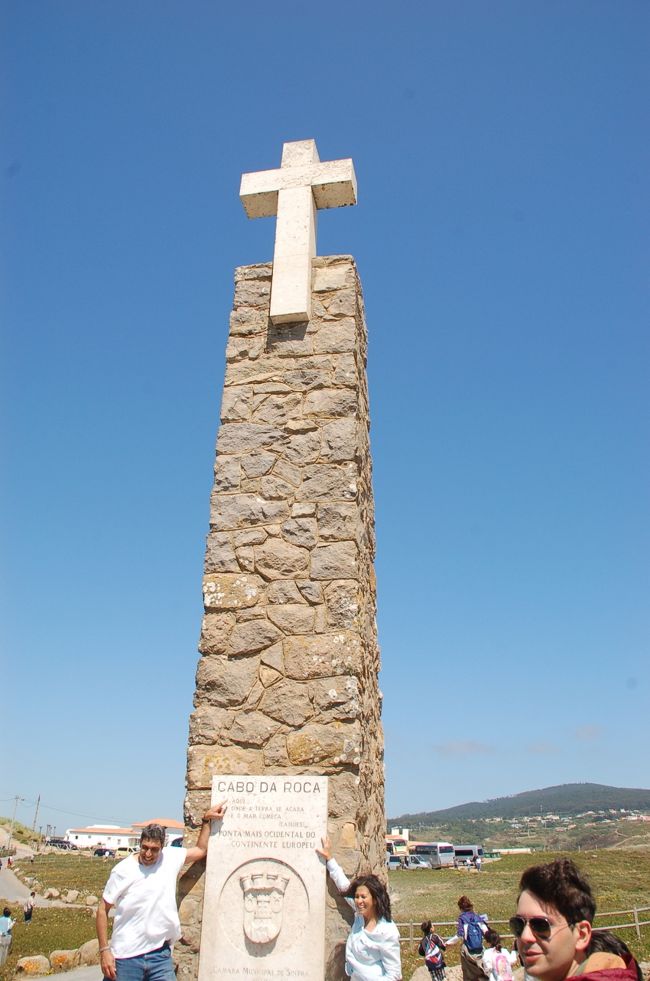 ロカ岬はユーラシア大陸最西端の岬です。<br />風邪が強かったけど、ここから見る大西洋に圧倒されました。