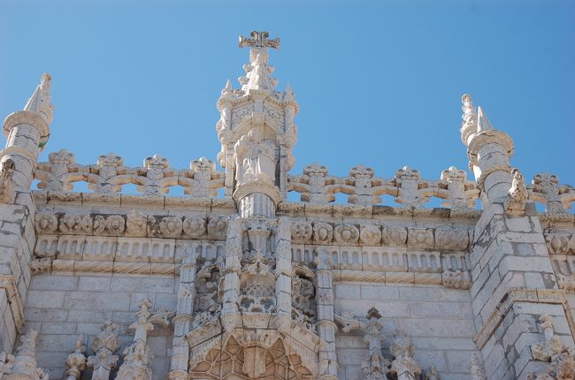 大航海時代の財産をつぎ込んで建てられたジェロニモス修道院はマヌエル様式の最高傑作だそうです。よくわかりませんが。。。<br />ベレンの塔と一緒に世界遺産に登録されています。