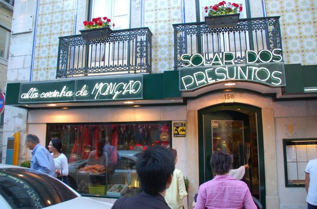 今日は1日観光で満喫しました。<br />夕食はSolar dos Presuntosでシーフードを食べました。<br /><br />ポルトガルのワインがとても美味しかったですね。<br />日本にはあまり売っていないので、ちょっと残念。<br /><br />料理の写真を撮り忘れちゃいました...反省。